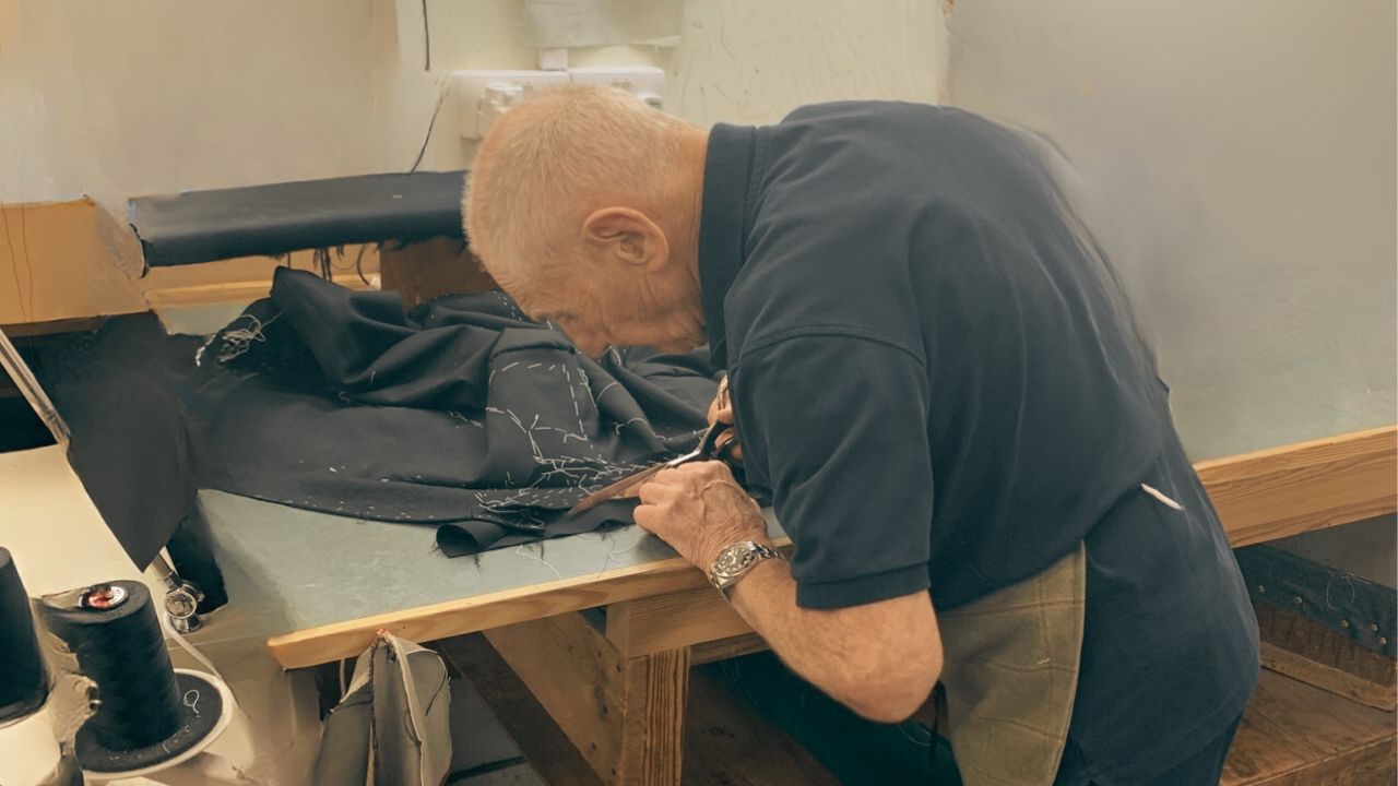 独自の縫製技術を駆使する職人